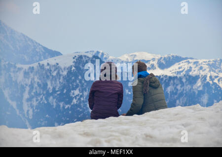 Pendant la prise de pause et de repos au cours de treeking, c'est tellement reposant de regarder les montagnes et en particulier des montagnes enneigées. Banque D'Images