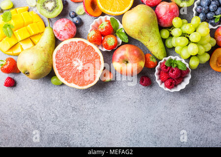 Un assortiment de fruits et de baies fraîches Banque D'Images