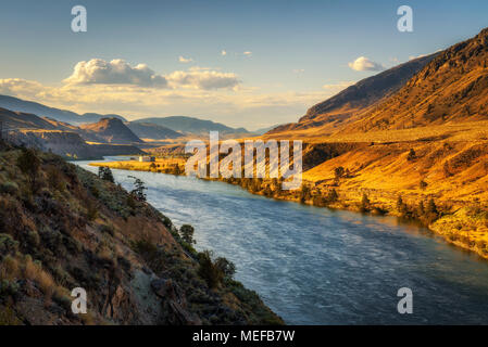 Au coucher du soleil de la rivière Thompson en Colombie-Britannique, Canada Banque D'Images