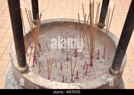D'encens brûlant à l'intérieur des dix mille bouddhas Monastery à Sha Tin, Hong Kong - Chine Banque D'Images