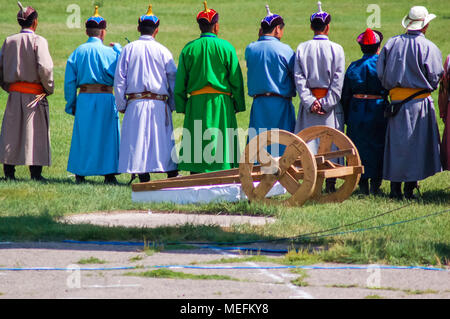 Oulan-bator, Mongolie - Juillet 11, 2010 : robes colorés traditionnels appelés deel au Naadam Cérémonie d ouverture dans les stades sportifs. Banque D'Images