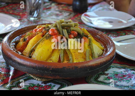 Ragoût aux légumes en tajine, Maroc Banque D'Images