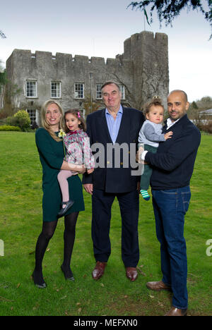 Château de Fonmon,Barry,Pays de Galles, la maison familiale de Sir Brooke Boothby,sa fille et son fils en droit,Riaz & Aliki Currimjee avec enfants Hugo & Aian Banque D'Images