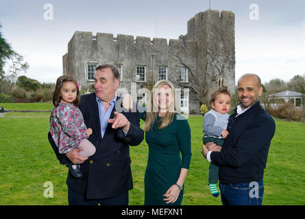 Château de Fonmon,Barry,Pays de Galles, la maison familiale de Sir Brooke Boothby,sa fille et son fils en droit,Riaz & Aliki Currimjee avec enfants Hugo & Aian Banque D'Images