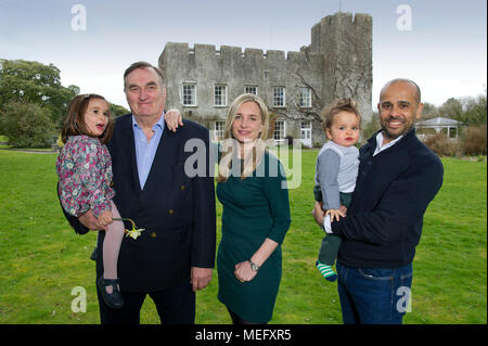 Château de Fonmon,Barry,Pays de Galles, la maison familiale de Sir Brooke Boothby,sa fille et son fils en droit,Riaz & Aliki Currimjee avec enfants Hugo & Aian Banque D'Images