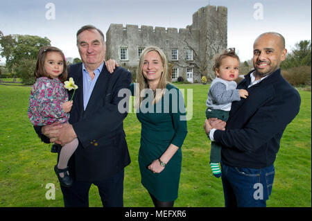 Château de Fonmon,Barry,Pays de Galles, la maison familiale de Sir Brooke Boothby,sa fille et son fils en droit,Riaz & Aliki Currimjee avec enfants Hugo & Aian Banque D'Images