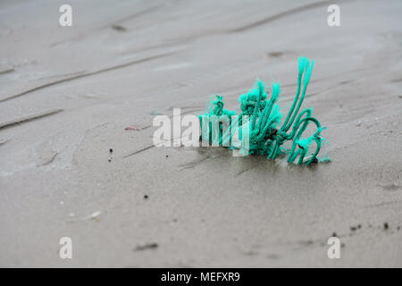 La pollution en plastique sur les plages dans le sable à Tregantle Beach, Cornwall, UK. Nurdles et autres détritus sur la ligne de marée haute. Banque D'Images