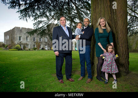 Château de Fonmon,Barry,Pays de Galles, la maison familiale de Sir Brooke Boothby,sa fille et son fils en droit,Riaz & Aliki Currimjee avec enfants Hugo & Aian Banque D'Images