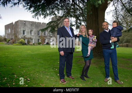 Château de Fonmon,Barry,Pays de Galles, la maison familiale de Sir Brooke Boothby,sa fille et son fils en droit,Riaz & Aliki Currimjee avec enfants Hugo & Aian Banque D'Images