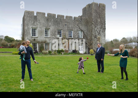 Château de Fonmon,Barry,Pays de Galles, la maison familiale de Sir Brooke Boothby,sa fille et son fils en droit,Riaz & Aliki Currimjee avec enfants Hugo & Aian Banque D'Images