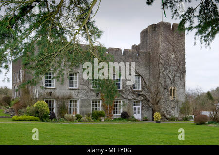 Château de Fonmon,Barry,Pays de Galles, la maison familiale de Sir Brooke Boothby,sa fille et son fils en droit,Riaz & Aliki Currimjee avec enfants Hugo & Aian Banque D'Images