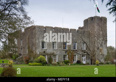 Château de Fonmon,Barry,Pays de Galles, la maison familiale de Sir Brooke Boothby,sa fille et son fils en droit,Riaz & Aliki Currimjee avec enfants Hugo & Aian Banque D'Images