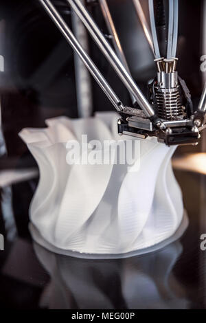 L'impression de l'imprimante 3D, également connu sous le nom de fabrication additive (AM), désigne les processus utilisés pour créer un objet à trois dimensions dans lequel les couches de mater Banque D'Images