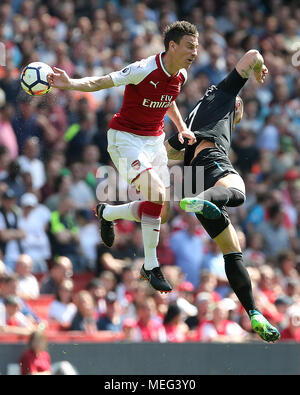 Laurent Koscielny d'Arsenal (à gauche) et West Ham United, Marko Arnautovic (à droite) bataille pour la balle en l'air au cours de la Premier League match à l'Emirates Stadium, Londres. Banque D'Images