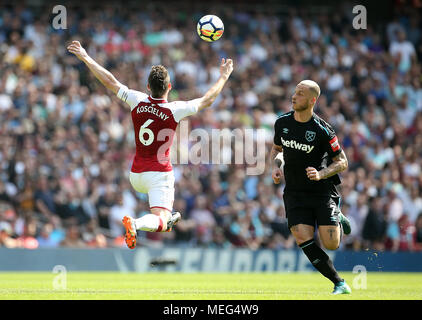 Laurent Koscielny d'Arsenal (à gauche) et West Ham United, Marko Arnautovic (à droite) en action au cours de la Premier League match à l'Emirates Stadium, Londres. ASSOCIATION DE PRESSE Photo. Photo date : dimanche 22 avril, 2018. Voir l'ACTIVITÉ DE SOCCER histoire d'Arsenal. Crédit photo doit se lire : Mark Kerton/PA Wire. RESTRICTIONS : EDITORIAL N'utilisez que pas d'utilisation non autorisée avec l'audio, vidéo, données, listes de luminaire, club ou la Ligue de logos ou services 'live'. En ligne De-match utilisation limitée à 75 images, aucune émulation. Aucune utilisation de pari, de jeux ou d'un club ou la ligue/dvd publications. Banque D'Images