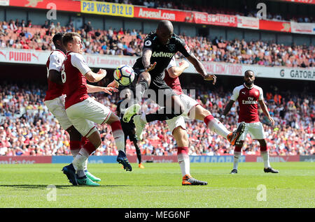 Aaron Ramsey d'Arsenal (à gauche) et Angelo Ogbonna (au centre) de West Ham United se battent pour le ballon lors du match de la Premier League au stade Emirates, Londres. APPUYEZ SUR ASSOCIATION photo. Date de la photo: Dimanche 22 avril 2018. Voir PA Story FOOTBALL Arsenal. Le crédit photo doit être le suivant : Mark Kerton/PA Wire. RESTRICTIONS : aucune utilisation avec des fichiers audio, vidéo, données, listes de présentoirs, logos de clubs/ligue ou services « en direct » non autorisés. Utilisation en ligne limitée à 75 images, pas d'émulation vidéo. Aucune utilisation dans les Paris, les jeux ou les publications de club/ligue/joueur unique. Banque D'Images