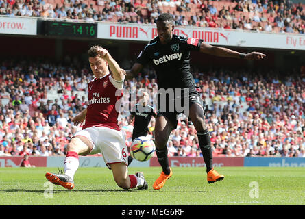 Laurent Koscielny d'Arsenal (à gauche) et West Ham United's Edimilson Fernandes (à droite) bataille pour la balle durant le match en Premier League à l'Emirates Stadium, Londres. Banque D'Images