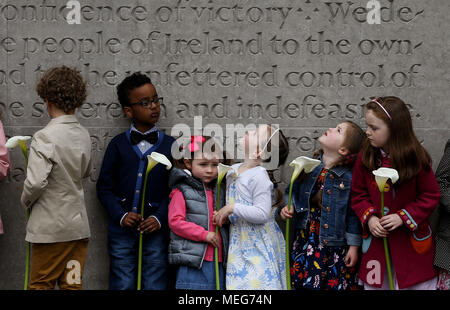 Les enfants attendent pour placer un lis de Pâques, un symbole de l'Insurrection de Pâques 1916, à Arbour Hill Cemetery à Dublin à l'assemblée annuelle de l'Insurrection de Pâques 1916 Fianna Fail la commémoration. Banque D'Images