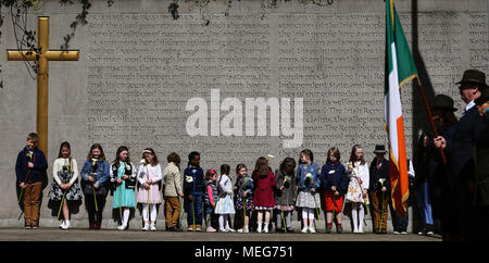 Les enfants attendent pour placer un lis de Pâques, un symbole de l'Insurrection de Pâques 1916, à Arbour Hill Cemetery à Dublin à l'assemblée annuelle de l'Insurrection de Pâques 1916 Fianna Fail la commémoration. Banque D'Images