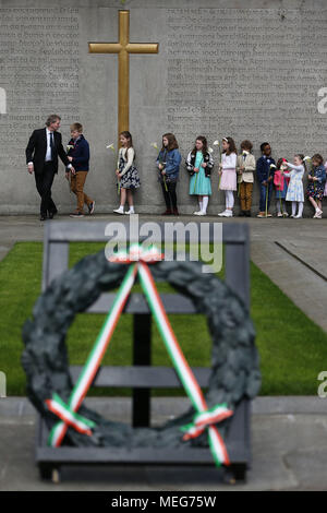 Les enfants attendent pour placer un lis de Pâques, un symbole de l'Insurrection de Pâques 1916, à Arbour Hill Cemetery à Dublin à l'assemblée annuelle de l'Insurrection de Pâques 1916 Fianna Fail la commémoration. Banque D'Images