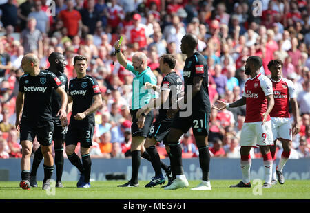 Match arbitre Lee Mason (centre) montre West Ham United's Pablo Zabaleta (à gauche) une carte jaune au cours de la Premier League match à l'Emirates Stadium, Londres. Banque D'Images