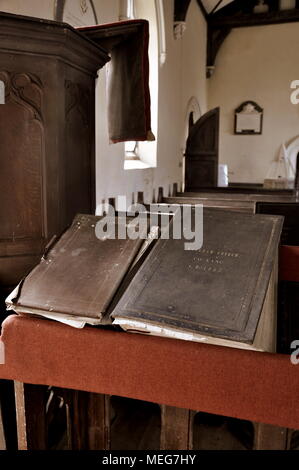 Les visiteurs livres à Haugham Église, Lincolnshire. Banque D'Images