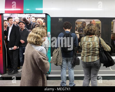 Les navetteurs sur le RER à Paris Banque D'Images