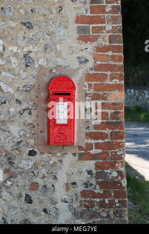 Vieille fonte post box set rouge dans le mur d'une grange à Saddlescombe farm, East Sussex, UK Banque D'Images