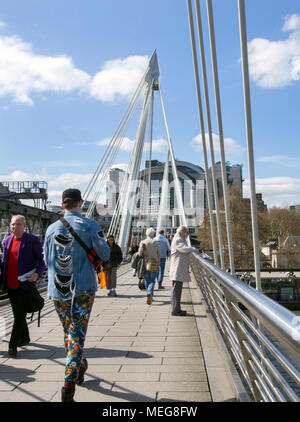 Londres, ANGLETERRE - 17 avril 2018 : sur le Golden Jubilee Bridge à Londres. Banque D'Images