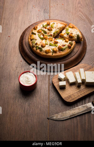 Paneer indien Pizza avec des cubes de fromage cottage et de la sauce blanche Banque D'Images