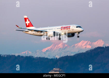 Avion En approche sur Zurich ZRH, couverts de la neige des Alpes. HB-JCD, Swiss, Bombardier BD-500. Banque D'Images