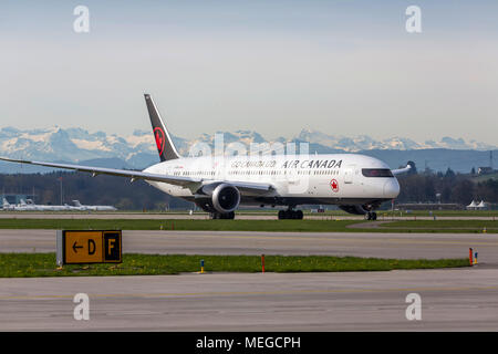 L'aéroport de Zurich ZRH avec avion avec Alpes couvertes de neige. Inscription : C-FRTG, Air Canada ; Boeing 787-9 Dreamliner. Banque D'Images