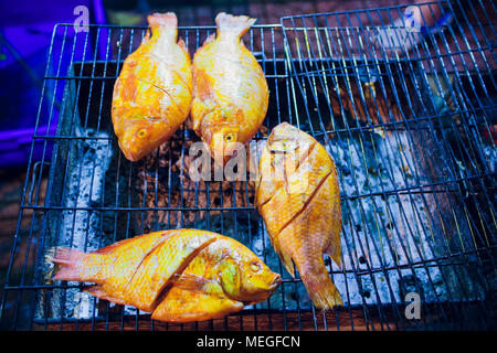 Le poisson grillé est utilisé sur le grill au charbon, un aliment populaire au marché du soir au Vietnam Banque D'Images