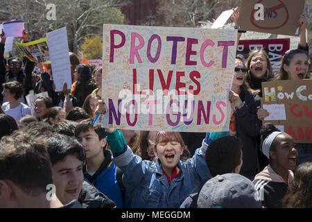 2nd National School Walkout Rally: 20 avril 2018: Des étudiants, des enseignants, des parents et d'autres se sont rassemblés sur Washington Square pour exiger la sécurité scolaire et le contrôle des armes à feu pour mettre fin à l'abattage en cours aux États-Unis à l'occasion du massacre de l'école Columbine de 19th au Colorado. Banque D'Images