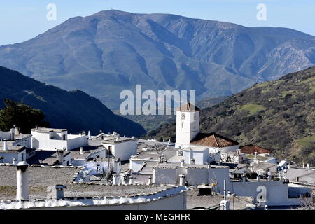 Le village blanc de Capileira et la vallée de Poqueira, Las Alpujarras, Espagne Banque D'Images