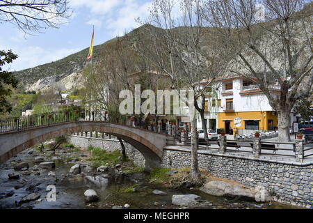 Pont traversant la rivière Genil et le village de Pinos Genil, Province de Grenade, Espagne Banque D'Images