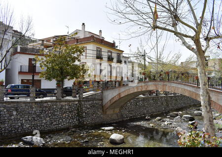 Pont traversant la rivière Genil et le village de Pinos Genil, Province de Grenade, Espagne Banque D'Images