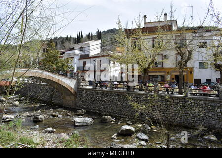 Pont traversant la rivière Genil et le village de Pinos Genil, Province de Grenade, Espagne Banque D'Images