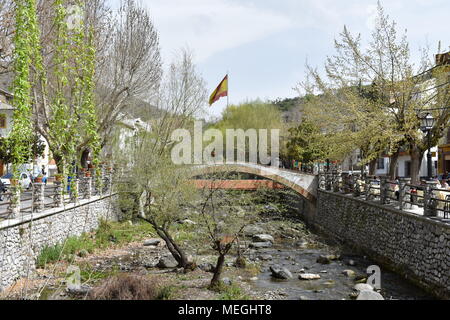 Pont traversant la rivière Genil qui traverse le village de Pinos Genil, Province de Grenade, Espagne Banque D'Images