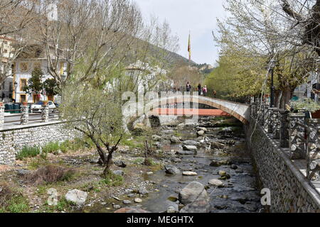 Les gens sur le pont traversant la rivière Genil qui traverse le village de Pinos Genil, Province de Grenade, Espagne Banque D'Images