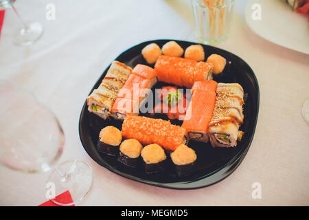 Délicieux rouleaux de sushi multicolores appétissants, vue de dessus. Banque D'Images