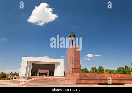 Vue sur le bâtiment du Musée Historique de l'État kirghize et le monument au héros de la saga nationale Manas dans Bichkek, Kirghizistan Banque D'Images