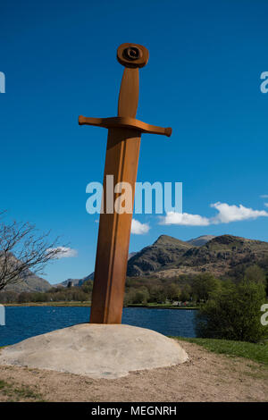 Un 20 pieds de haut de sculpture en fer King Arthurs Llyn Padarn Excalibur se trouve à côté du village de Llanberis, au nord du Pays de Galles. Banque D'Images