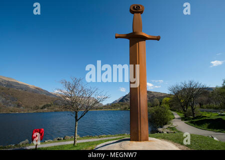 Un 20 pieds de haut de sculpture en fer King Arthurs Llyn Padarn Excalibur se trouve à côté du village de Llanberis, au nord du Pays de Galles. Banque D'Images