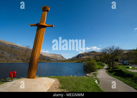 Un 20 pieds de haut de sculpture en fer King Arthurs Llyn Padarn Excalibur se trouve à côté du village de Llanberis, au nord du Pays de Galles. Banque D'Images