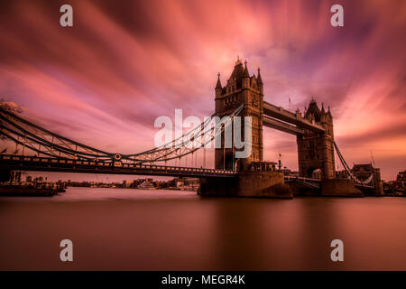 Coucher de soleil sur le Tower Bridge, Londres, Angleterre Banque D'Images