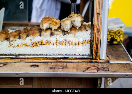 L'alimentation de rue turque Poulet et riz avec des pois chiches. / Tavuk pilav nourriture traditionnelle. Banque D'Images