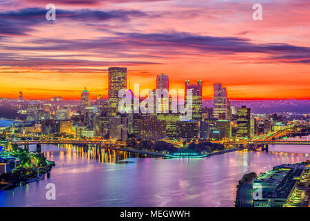 Pittsburgh, Pennsylvanie, USA Skyline sur la rivière. Banque D'Images