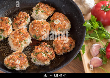Escalopes de dindon frit dans une casserole. Banque D'Images