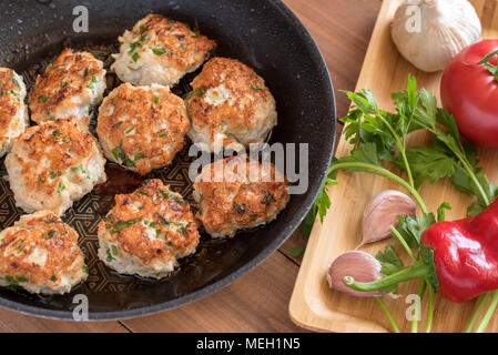 Escalopes de dindon frit dans une casserole. Banque D'Images